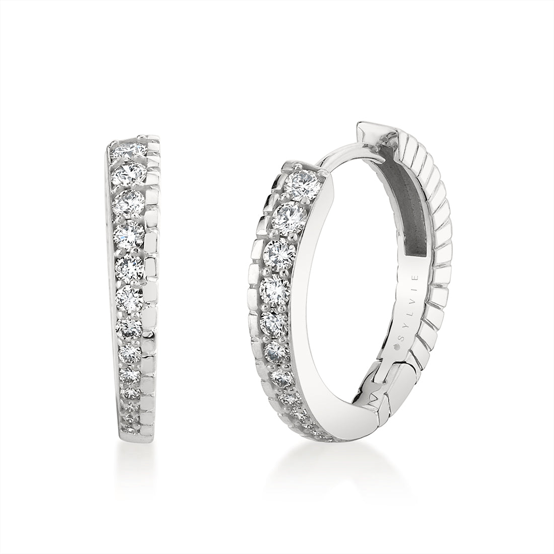14K Linéaire Fine Line Graduated Diamond Hoop Earrings