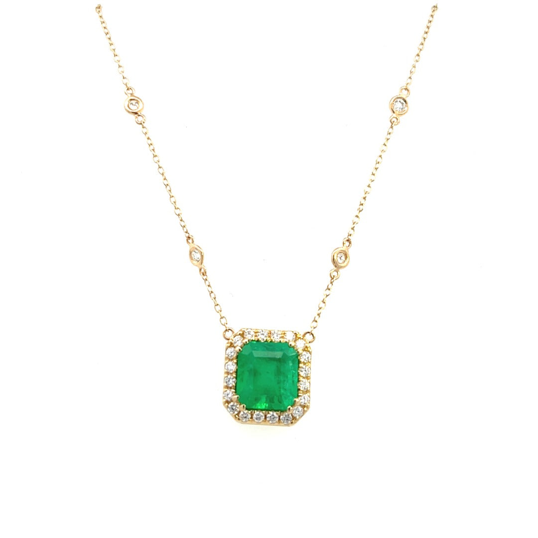 18K Yellow Gold Emerald And Diamond Halo Necklace (3.59ctw) 